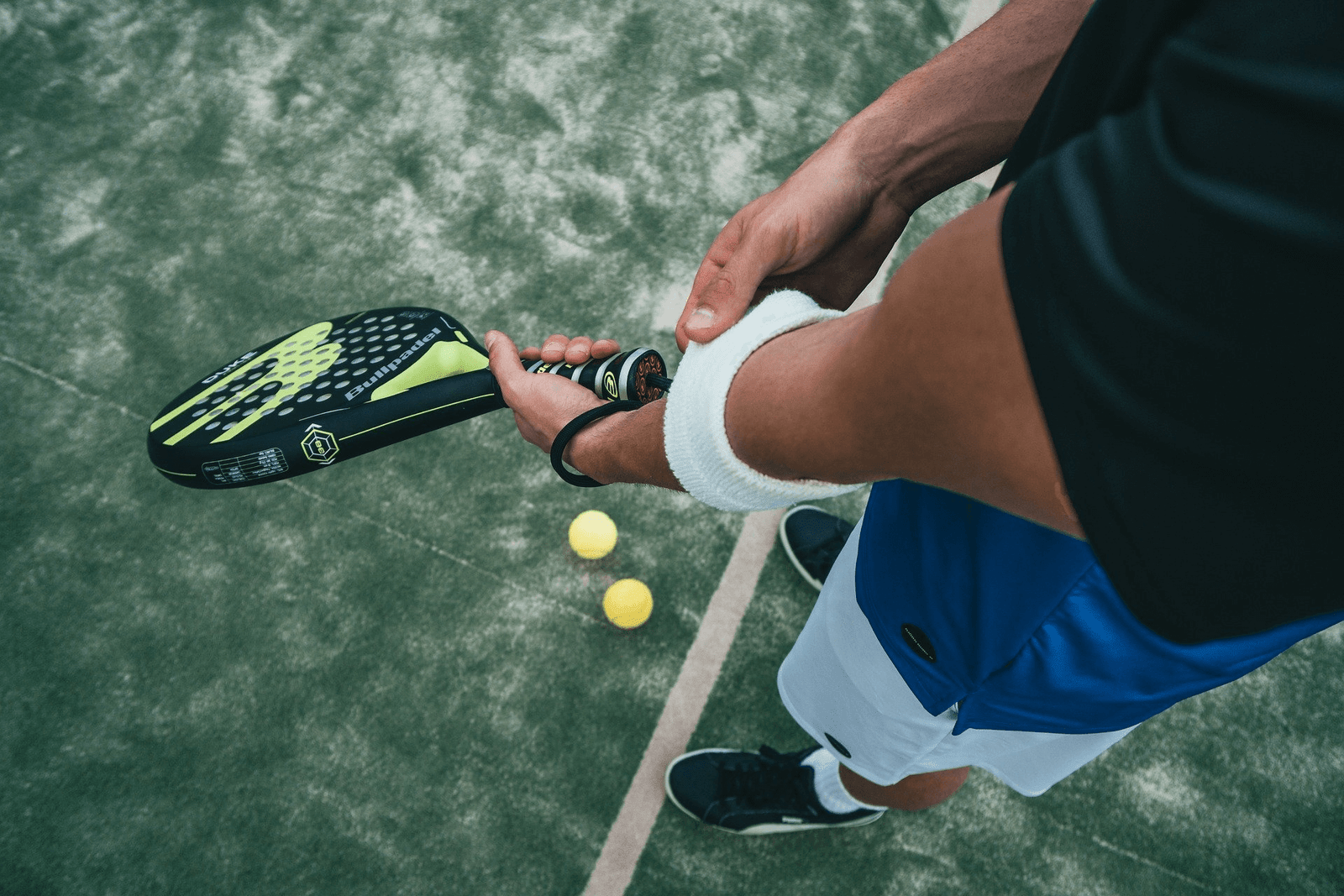 equipment to play padel tennis